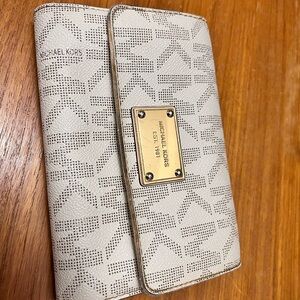 Michael Kors Cream Wallet Logo As Is